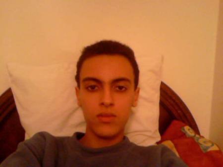 issam sur le lit